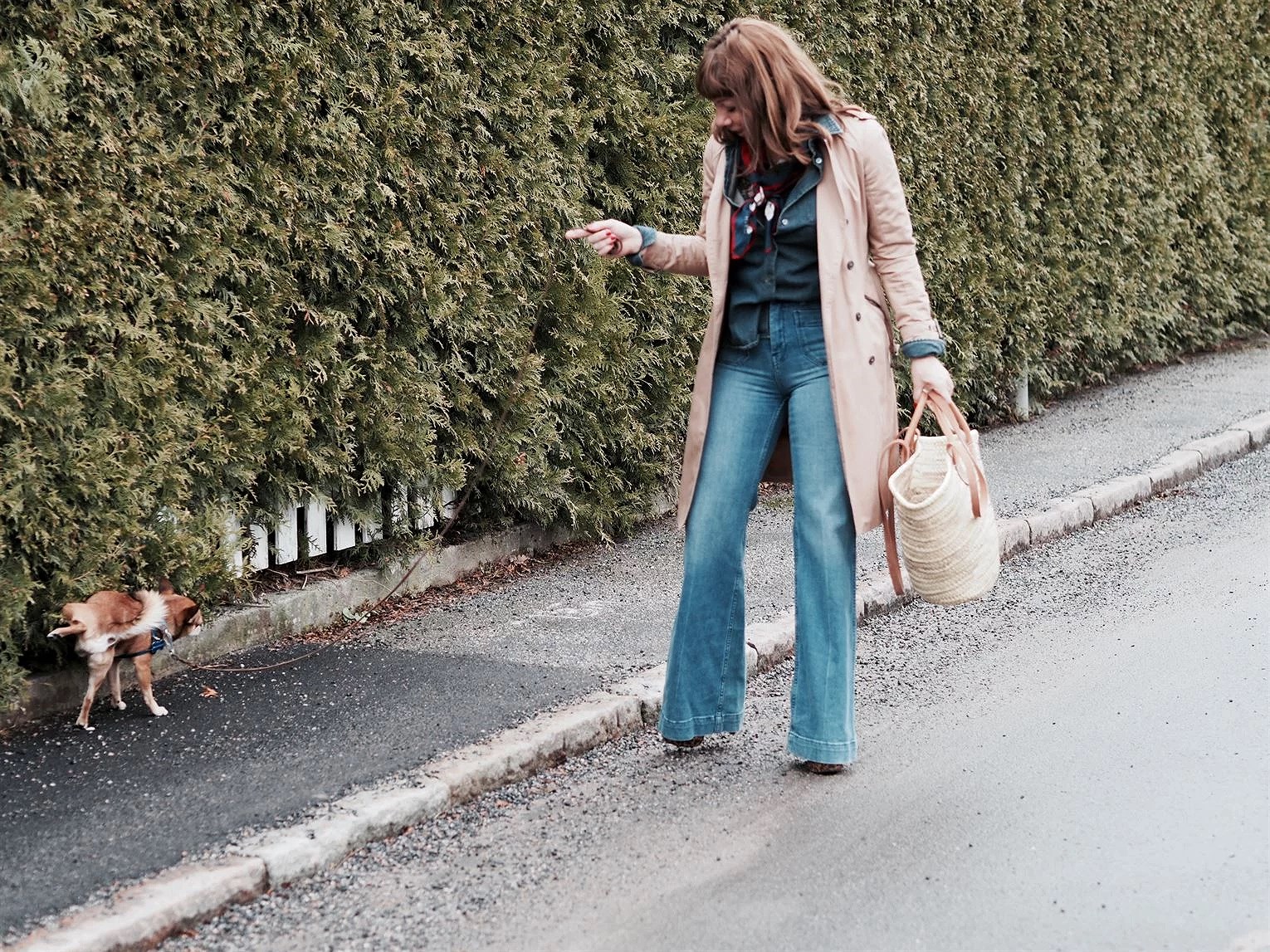 utsvängda jeans, lina paciello vintage 70-tal trenchcoat