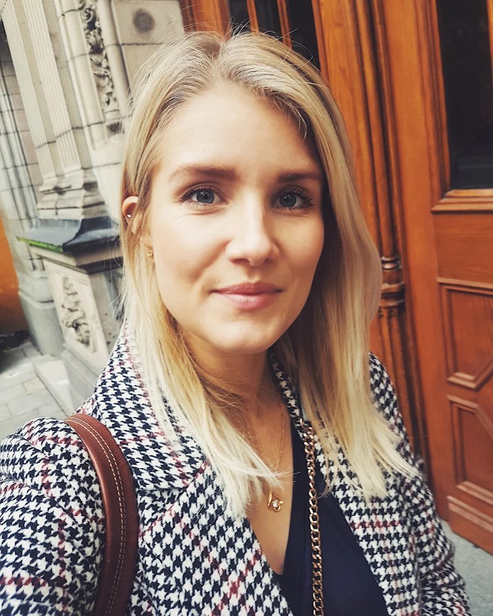 Sara Back i mönstrad kappa hösten 2018