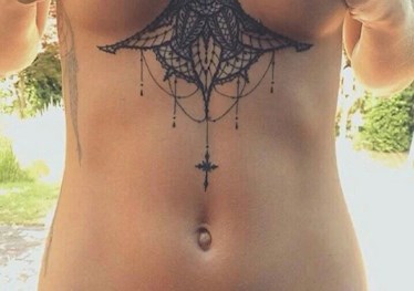 tatuering mellan bröstet
