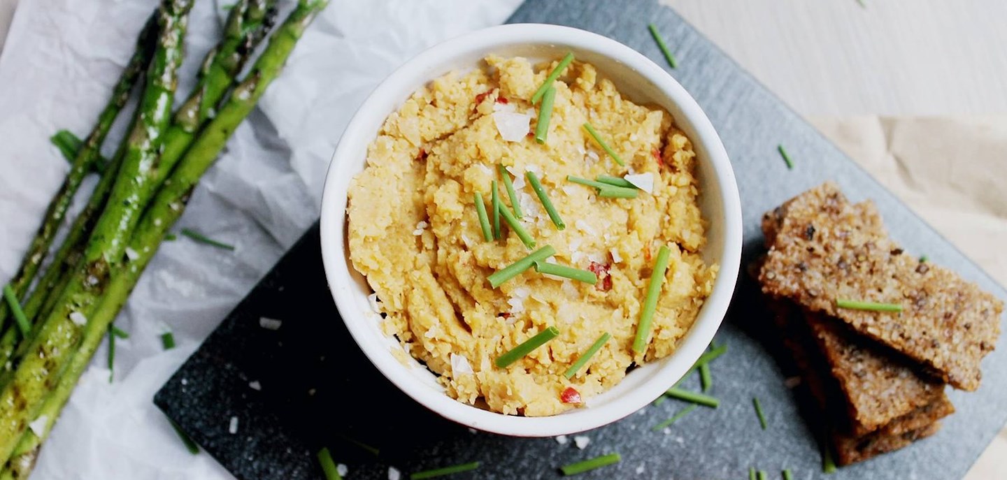 Recept: Indisk Hummus med grillad sparris