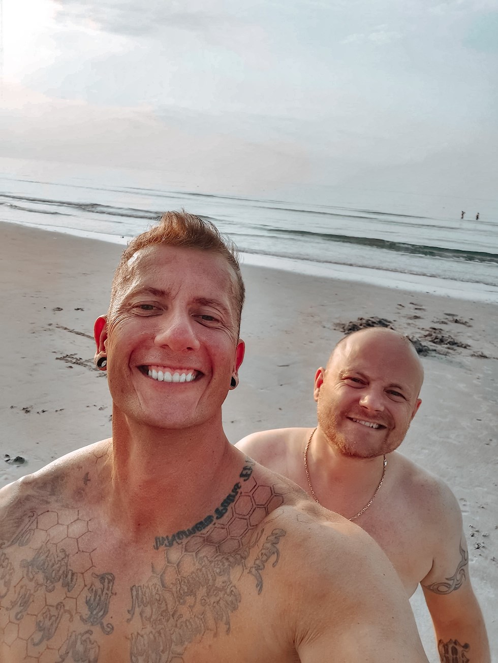 to mænd, smil, tatoveringer, strand