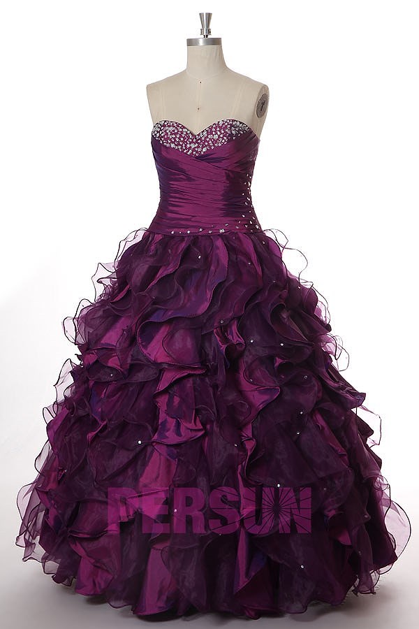 robe de bal princesse prune bustier coeur ornée de strass jupe à volant fantaisie